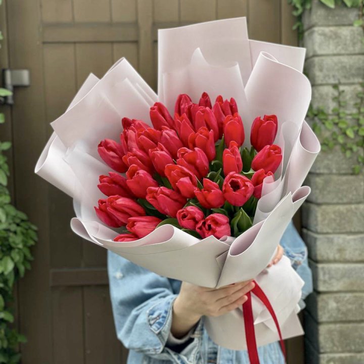 35 красных тюльпанов в Новокузнецке